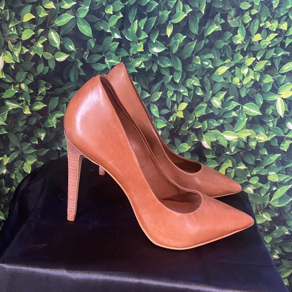 Steve Madden Cognac Pumps